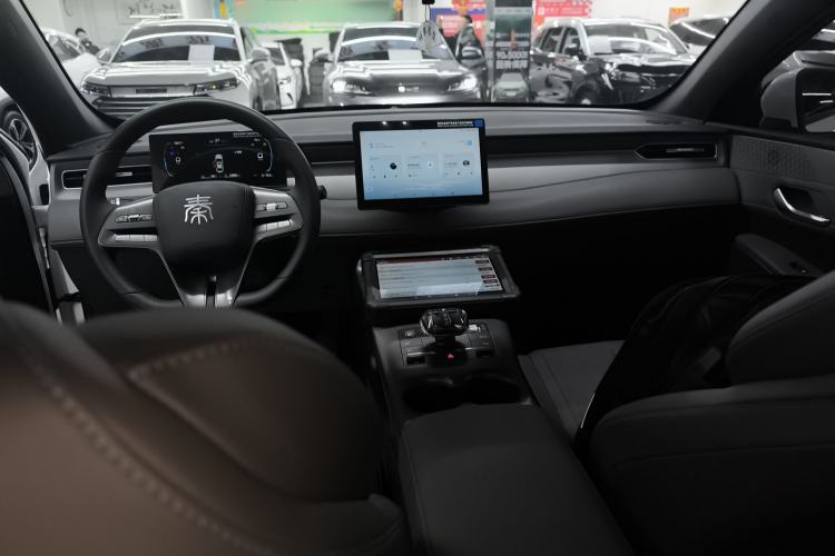 Used BYD Qin PLUS 2025 DM-i Smart Drive 55KM Leading Model Center Console