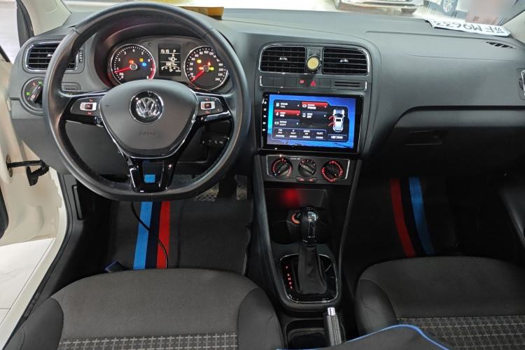 Used Volkswagen Polo 2016 1.6L Automatic Comfort Model Center Console