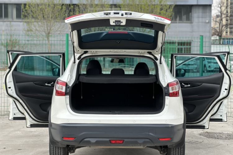 Used Nissan Qashqai 2016 2.0L CVT Elite Edition Interior 6