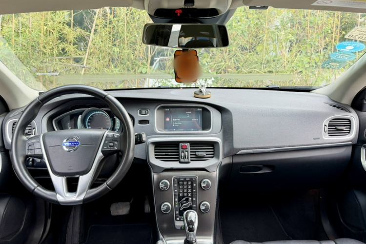 Used Volvo V40 2016 T4 Smart Luxury Edition