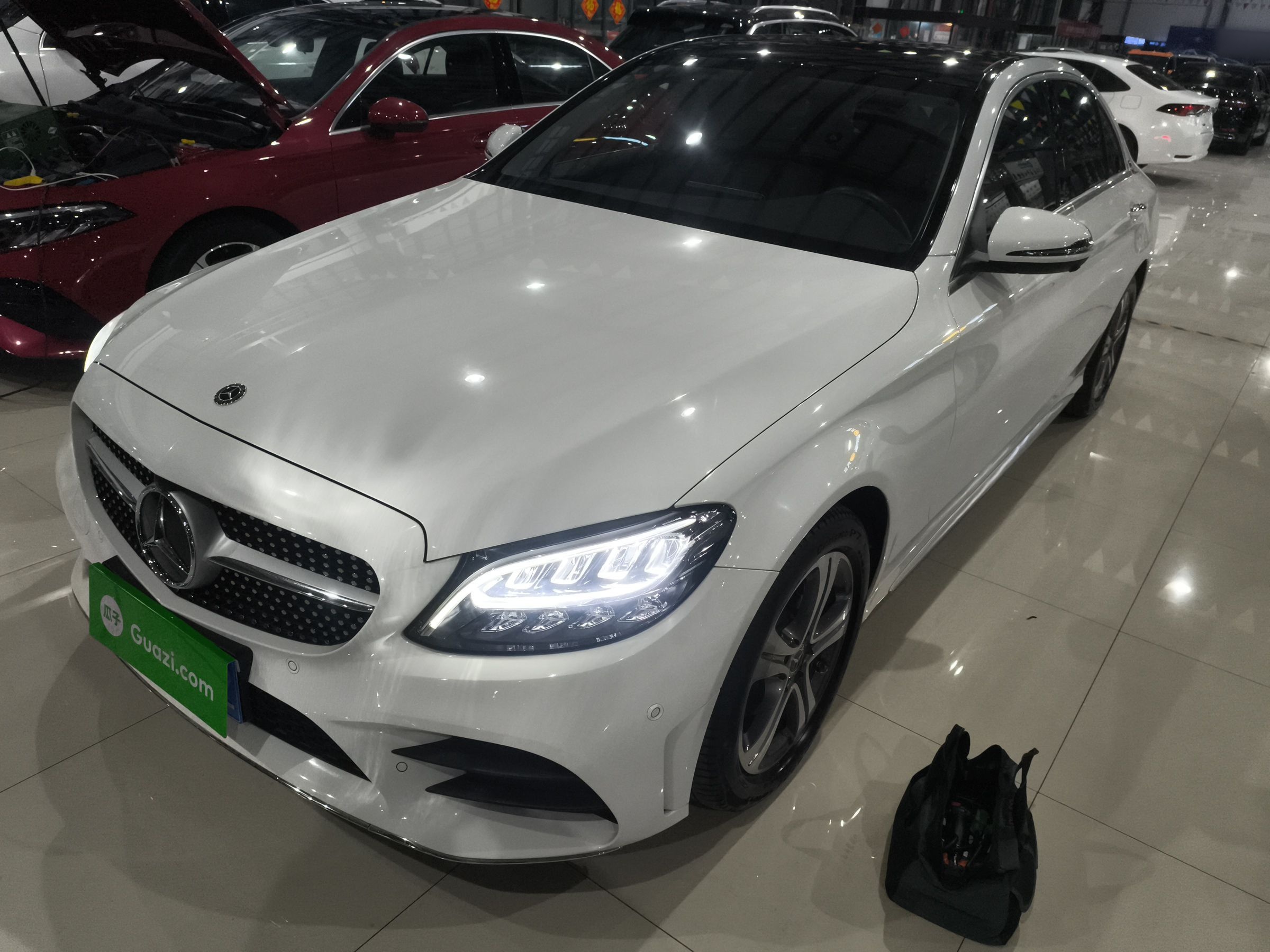 تحت مقدمة السيارة