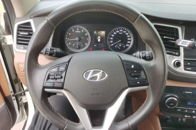 Used Hyundai Tucson 2015 1.6T Dual-Clutch Two-Wheel-Drive Leading Model Steering Wheel