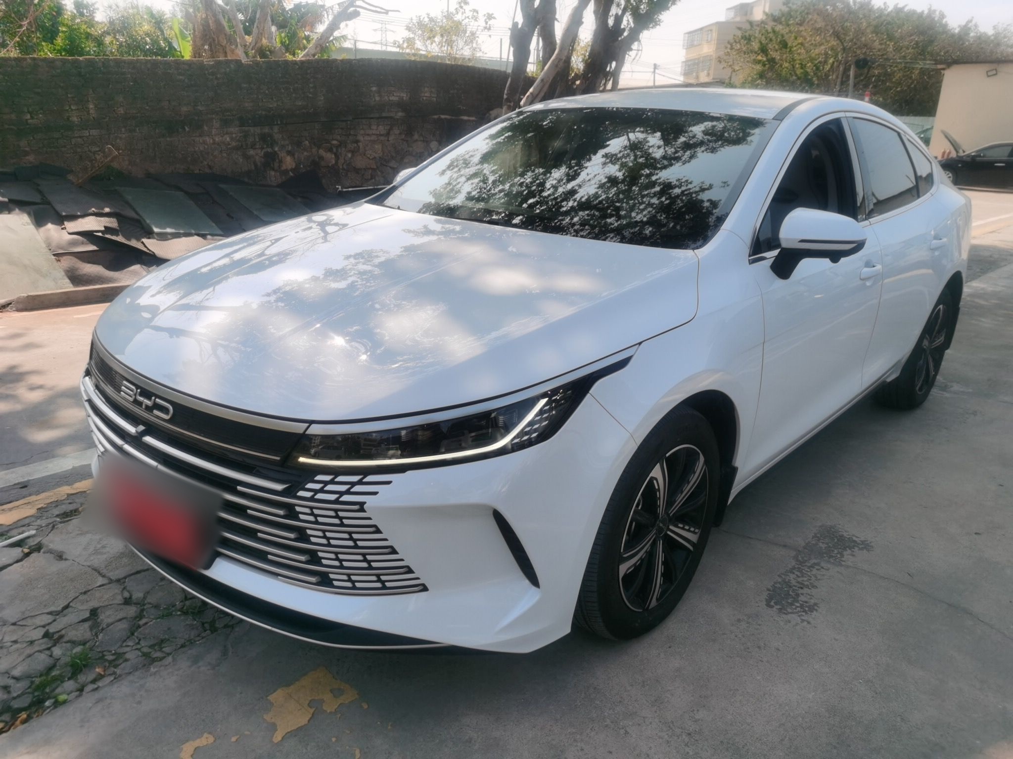 Под передней частью автомобиля