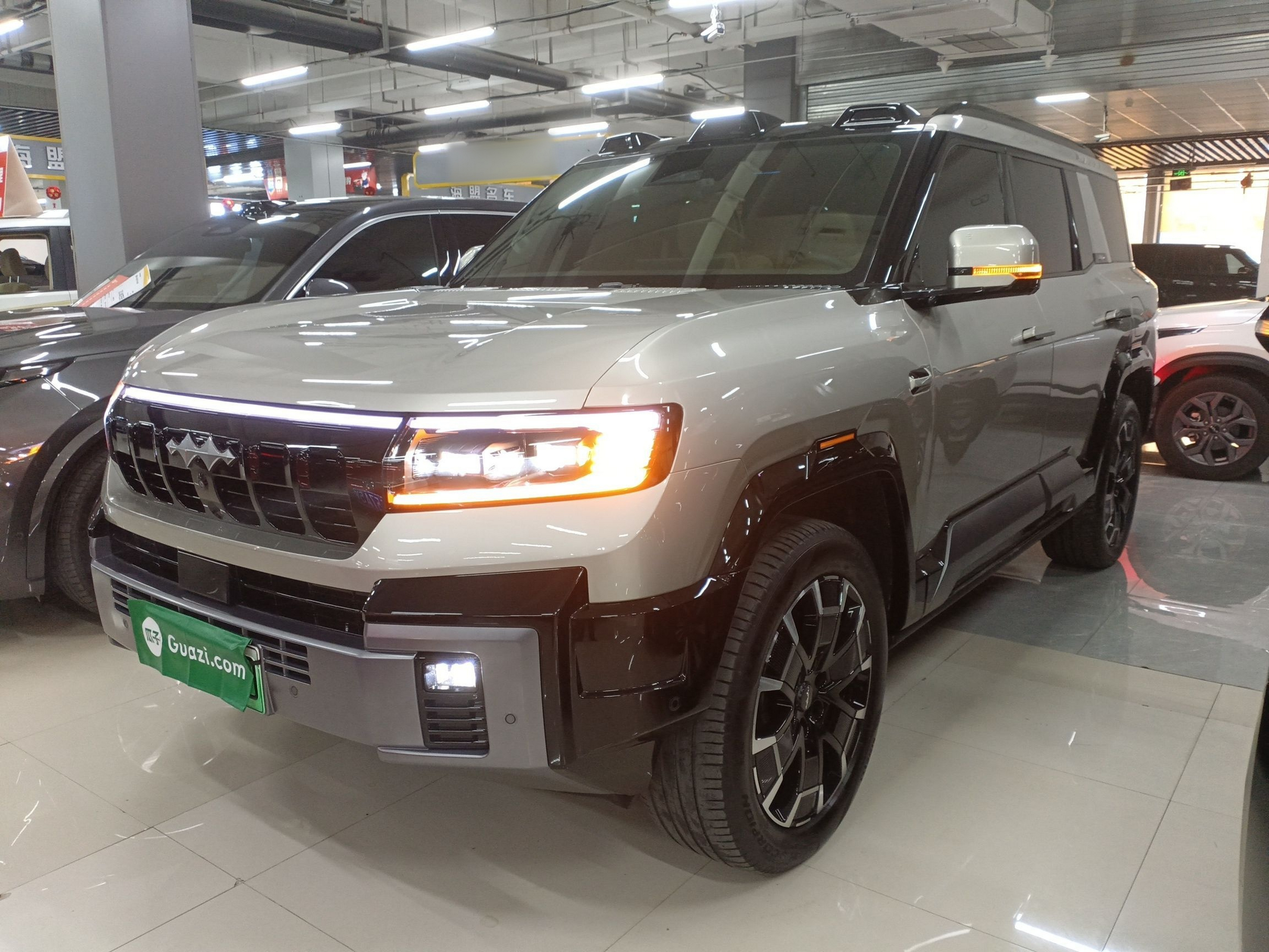 Под передней частью автомобиля