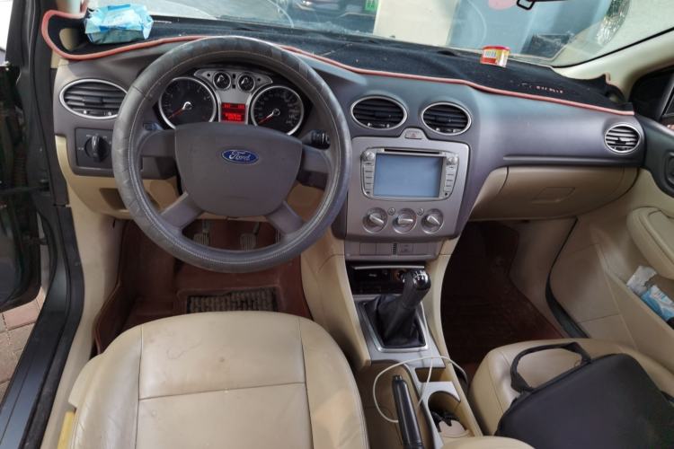 Used Ford Focus 2012 Sedan Classic 1.8L Manual Fashion Edition Center Console