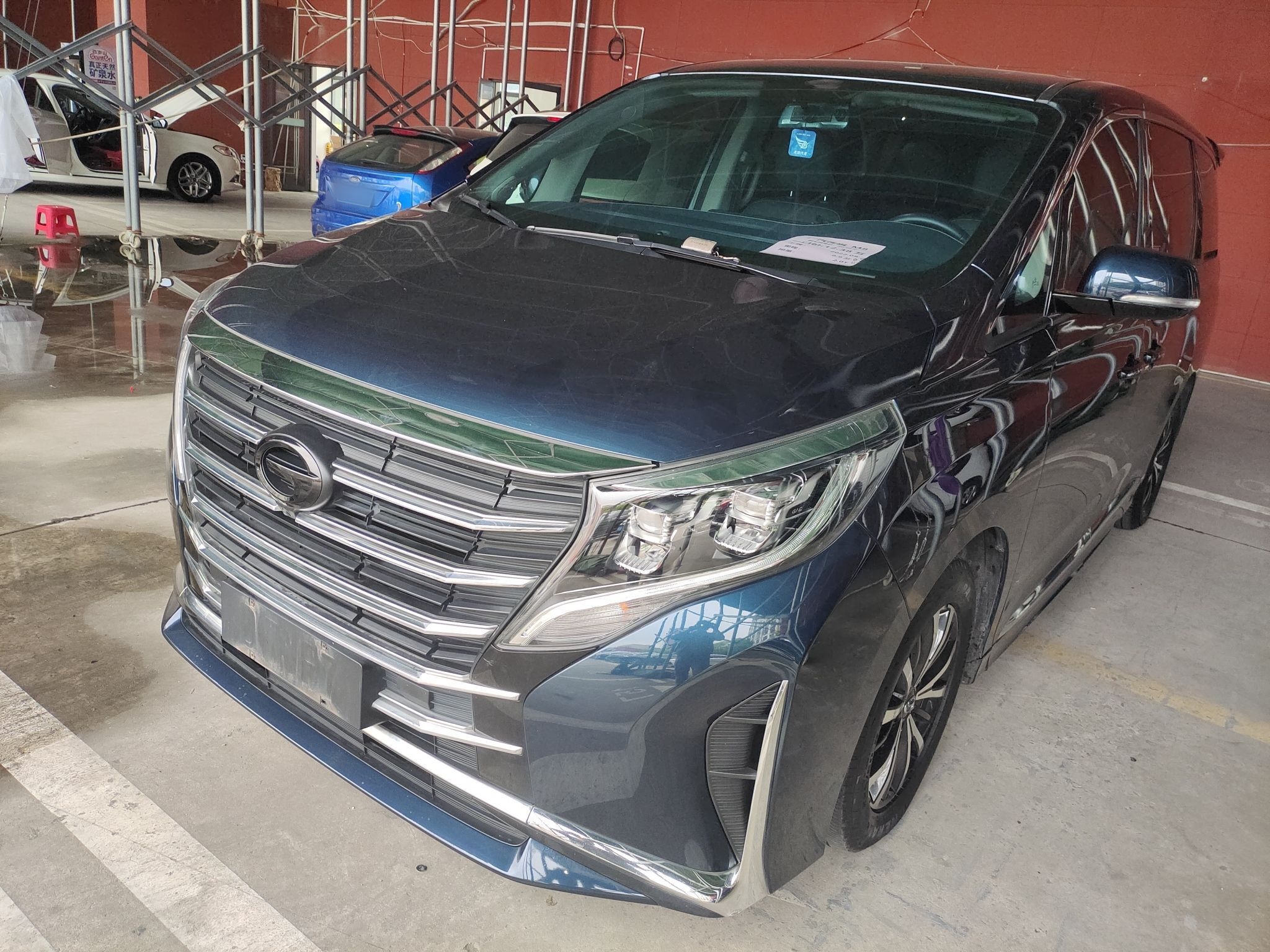 Под передней частью автомобиля