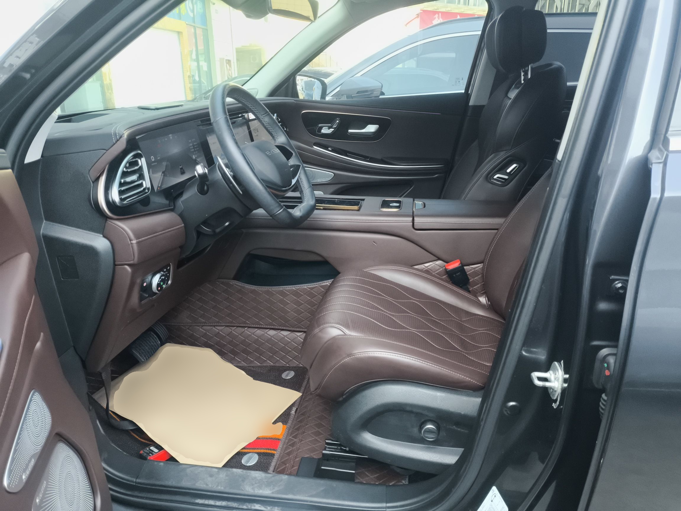 المقاعد الأمامية داخل السيارة