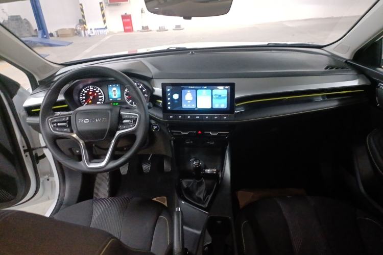 Used Roewe i5 2021 1.5L Manual Platinum Edition Center Console