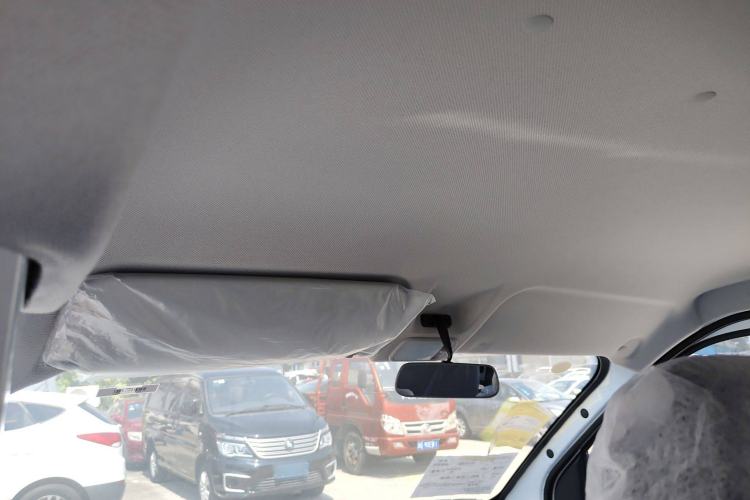 Used Wuling Yangguang 2024 300KM Comfort Version Passenger Van 75kW