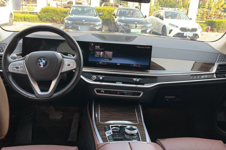 Used BMW X7 2023 xDrive40i Luxury Package with Leading Features