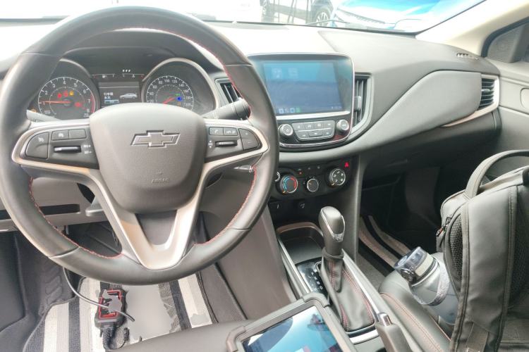 Used Chevrolet Monza 2020 Light Hybrid Redline 320T Dual-Clutch Joyful Edition Center Console