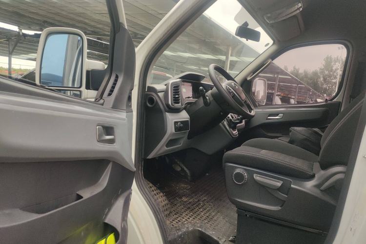 Used SAIC MAXUS Xintu V80 2023 2.0T AMT Classic Aoyuntong Power Version Long Wheelbase Mid-Roof Design 6/7/8/9-Seater