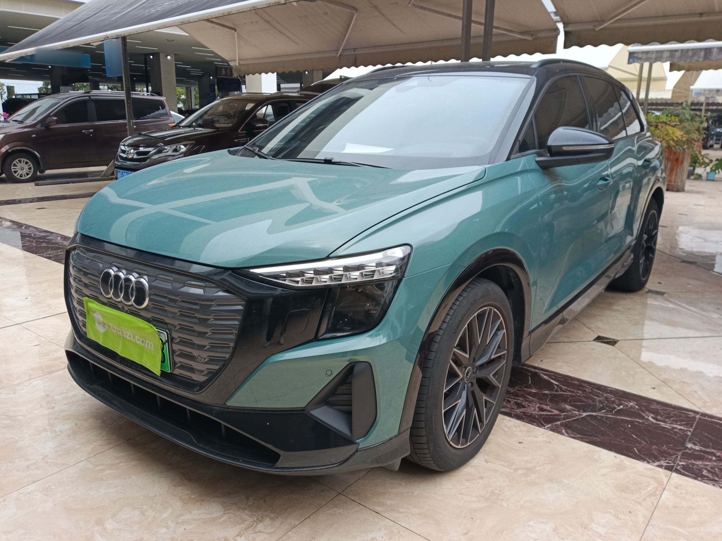 تحت مقدمة السيارة