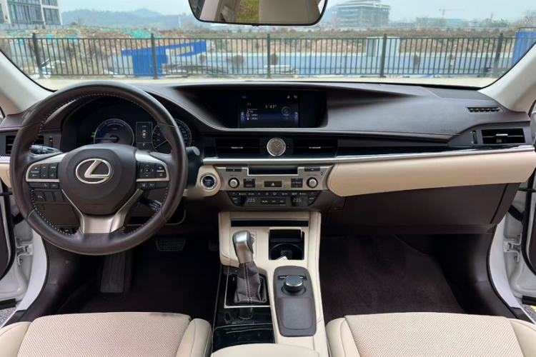 Used Lexus ES 2015 300h Comfort Edition Interior 4