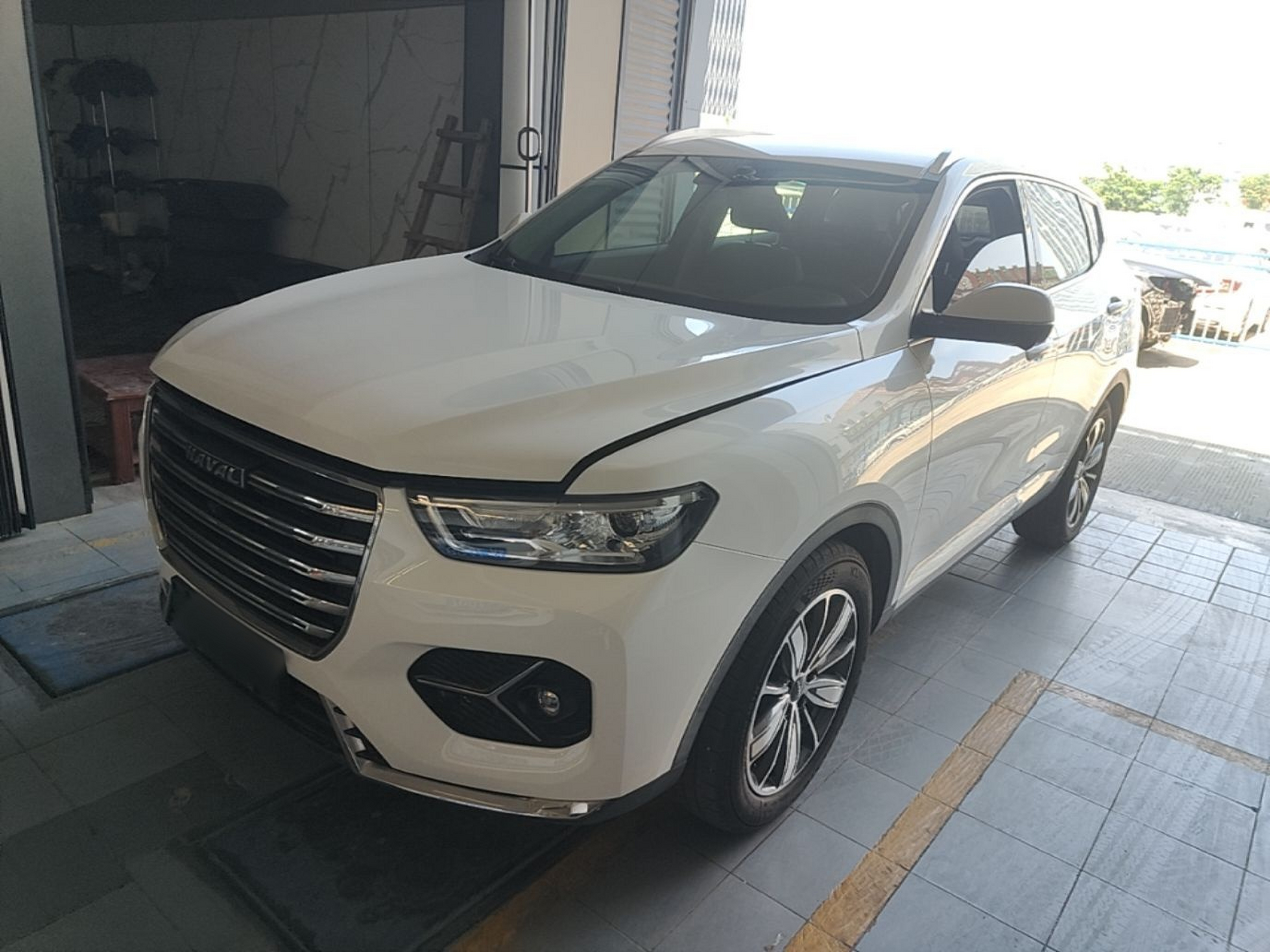 Под передней частью автомобиля