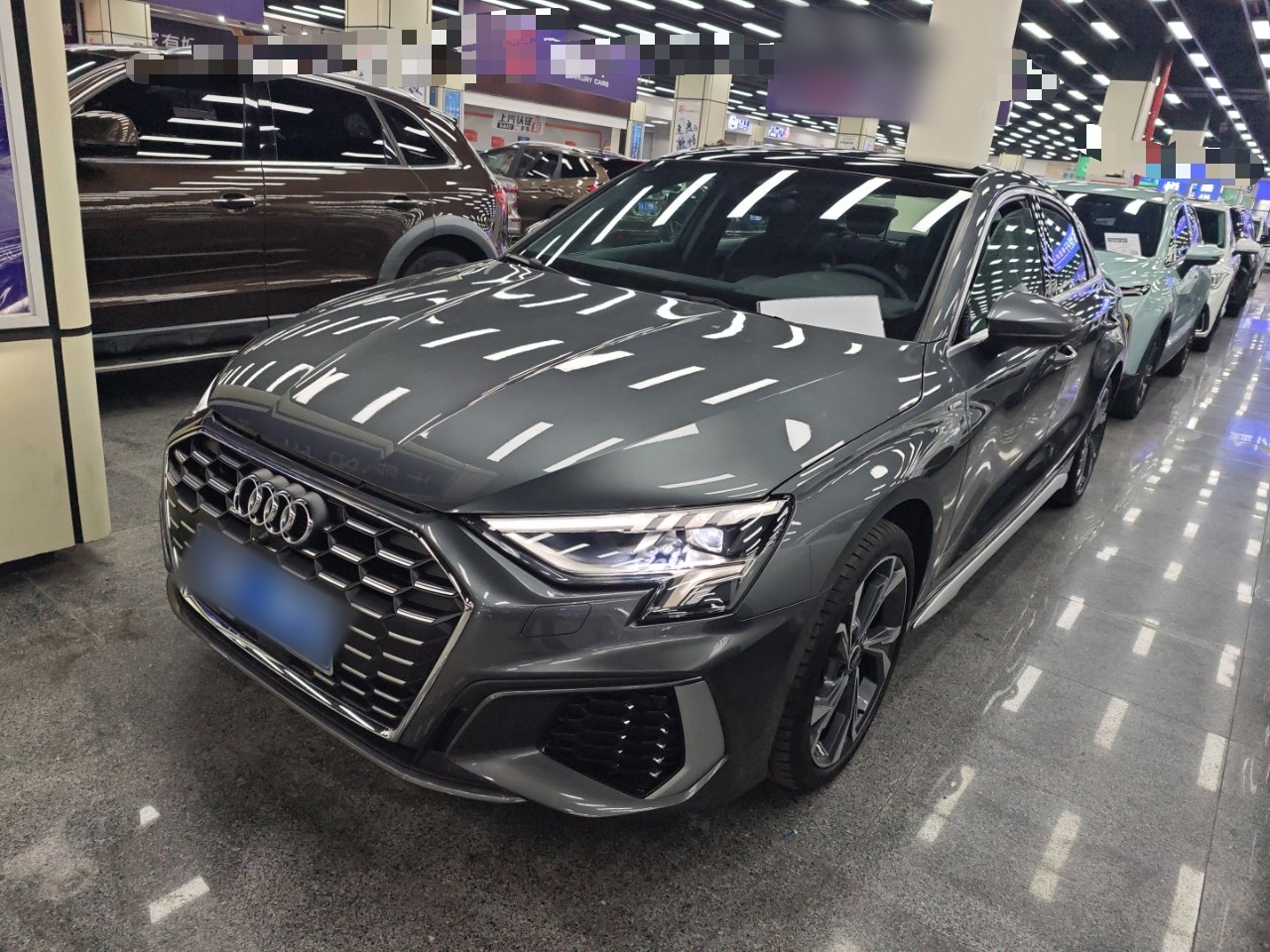 تحت مقدمة السيارة