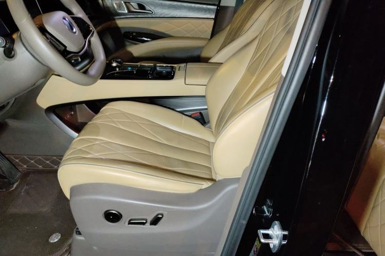 Used Denza D9 2022 DM-i 1040 Prestige Model
