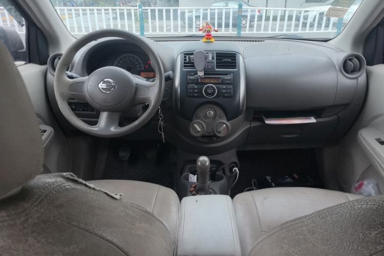 Used Nissan Sunny 2011 1.5XE Manual Comfort Edition Center Console