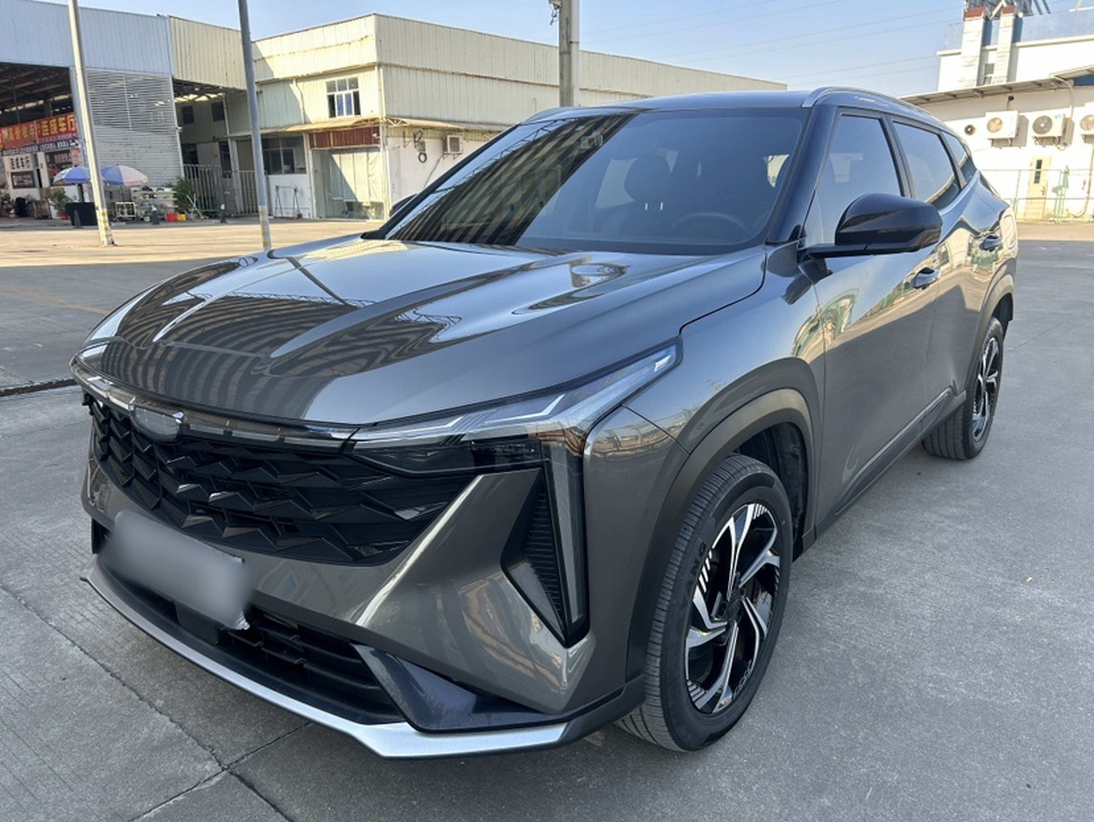 Под передней частью автомобиля