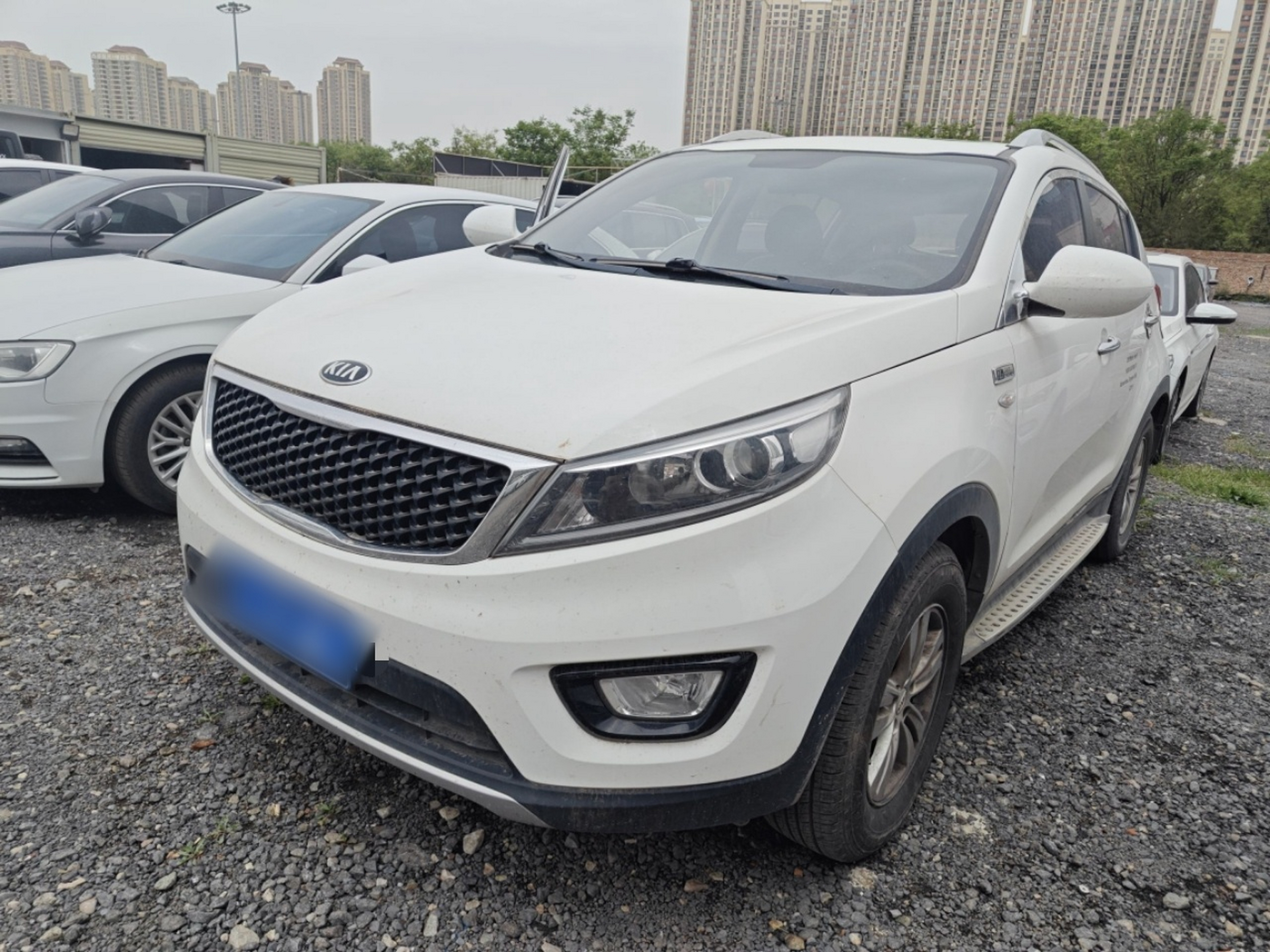 تحت مقدمة السيارة