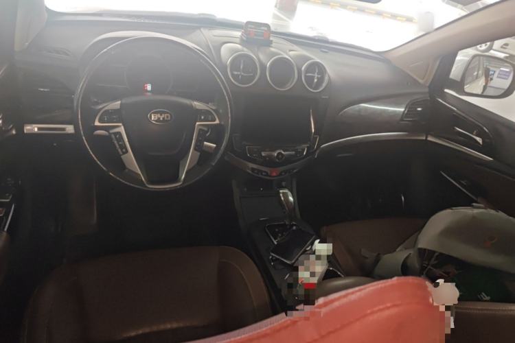 Used BYD S7 2017 2.0T Automatic Luxury Model Center Console