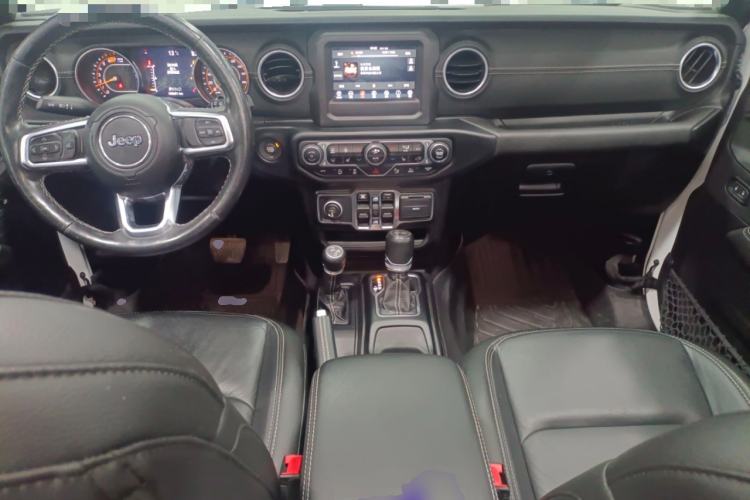 Used Jeep Wrangler 2019 2.0T Sahara Four-Door Brilliant Top Version China VI Emission Standard