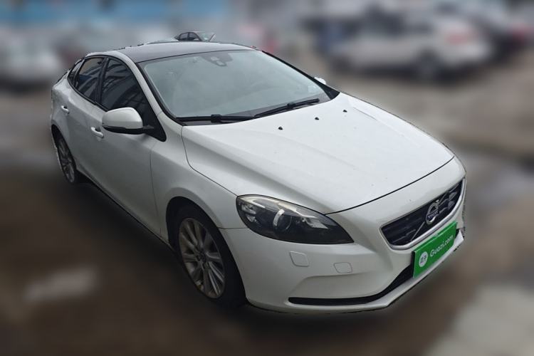 Used Volvo V40 2016 T3 Zhiyi Edition Front Right 45 Deg
