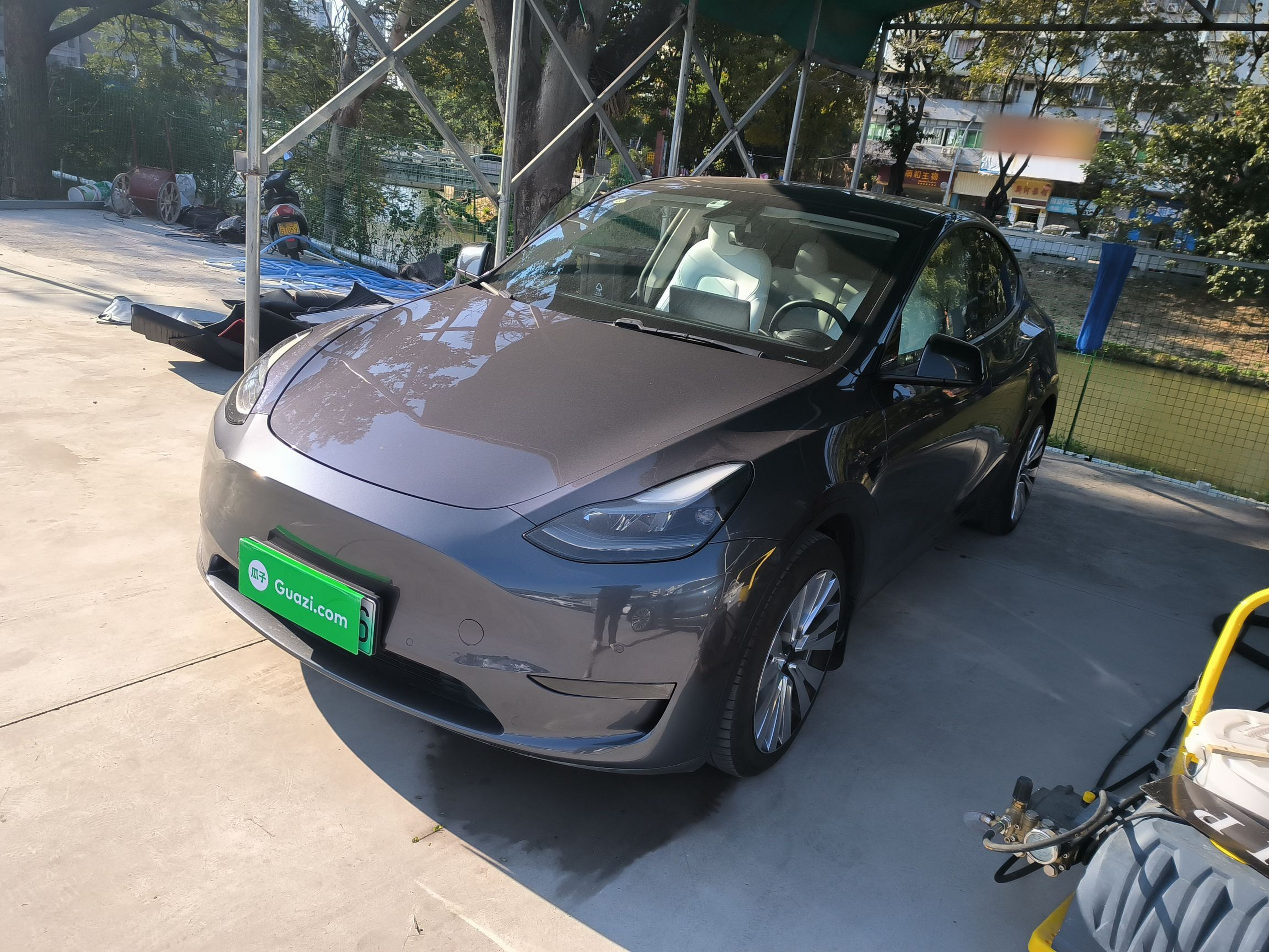 Под передней частью автомобиля