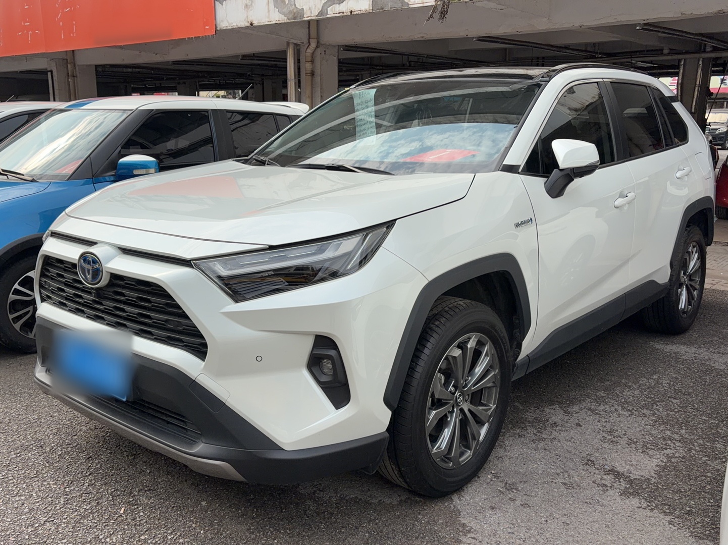 Под передней частью автомобиля