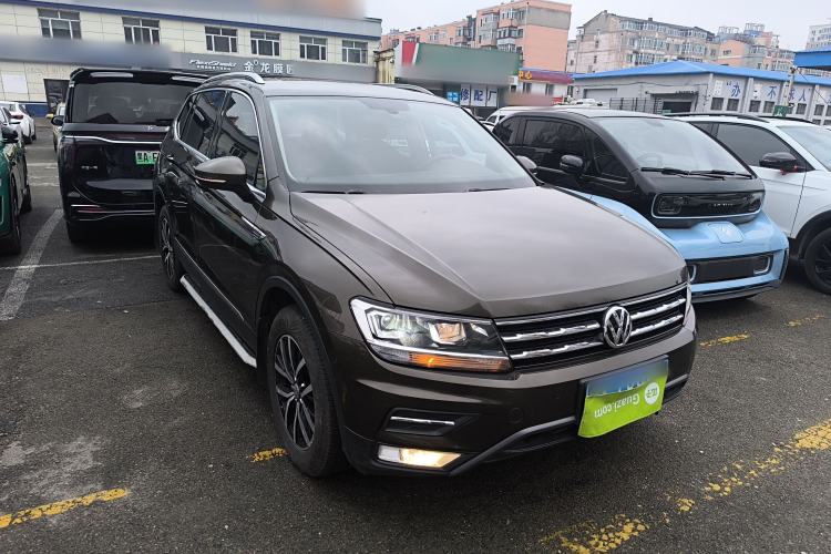 Used Volkswagen Tiguan L 2018 330TSI Automatic Two-Wheel Drive Luxury Edition Front Right 45 Deg