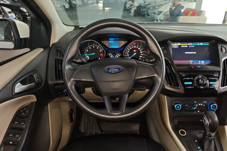 Used Ford Focus 2015 Sedan 1.6L Automatic Comfort Model Steering Wheel