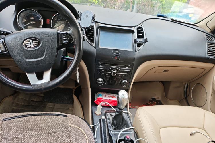 Used Bestune B50 2013 1.6L manual luxury version Center Console