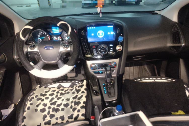 Used Ford Focus 2012 Sedan 1.6L Automatic Fashion Edition Center Console