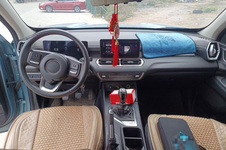 Used Great Wall King Kong Poer 2022 2.0T Manual Gasoline Two-Wheel Drive Navigation Version with Long Bed – GW4C20B Center Console