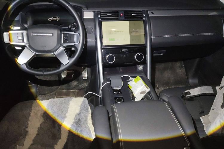 Used Land Rover Discovery 2023 Revised Version 360 PS R-Dynamic S Center Console