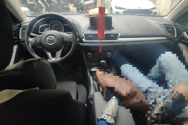 Used Mazda 3 Axela 2014 Sedan 1.5L Automatic Luxury Model Center Console
