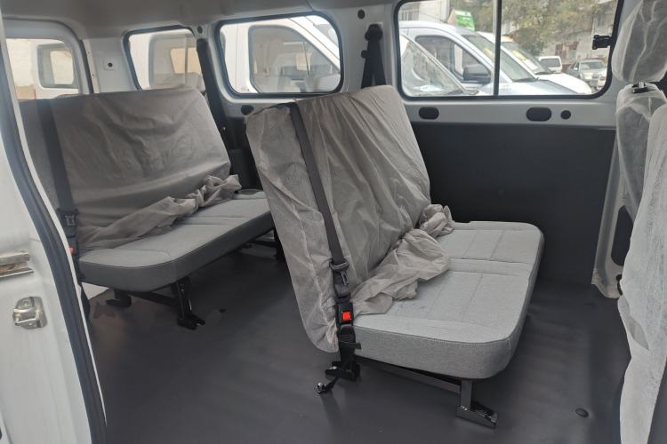 Used Wuling Yangguang 2024 300KM Comfort Version Passenger Van 75kW