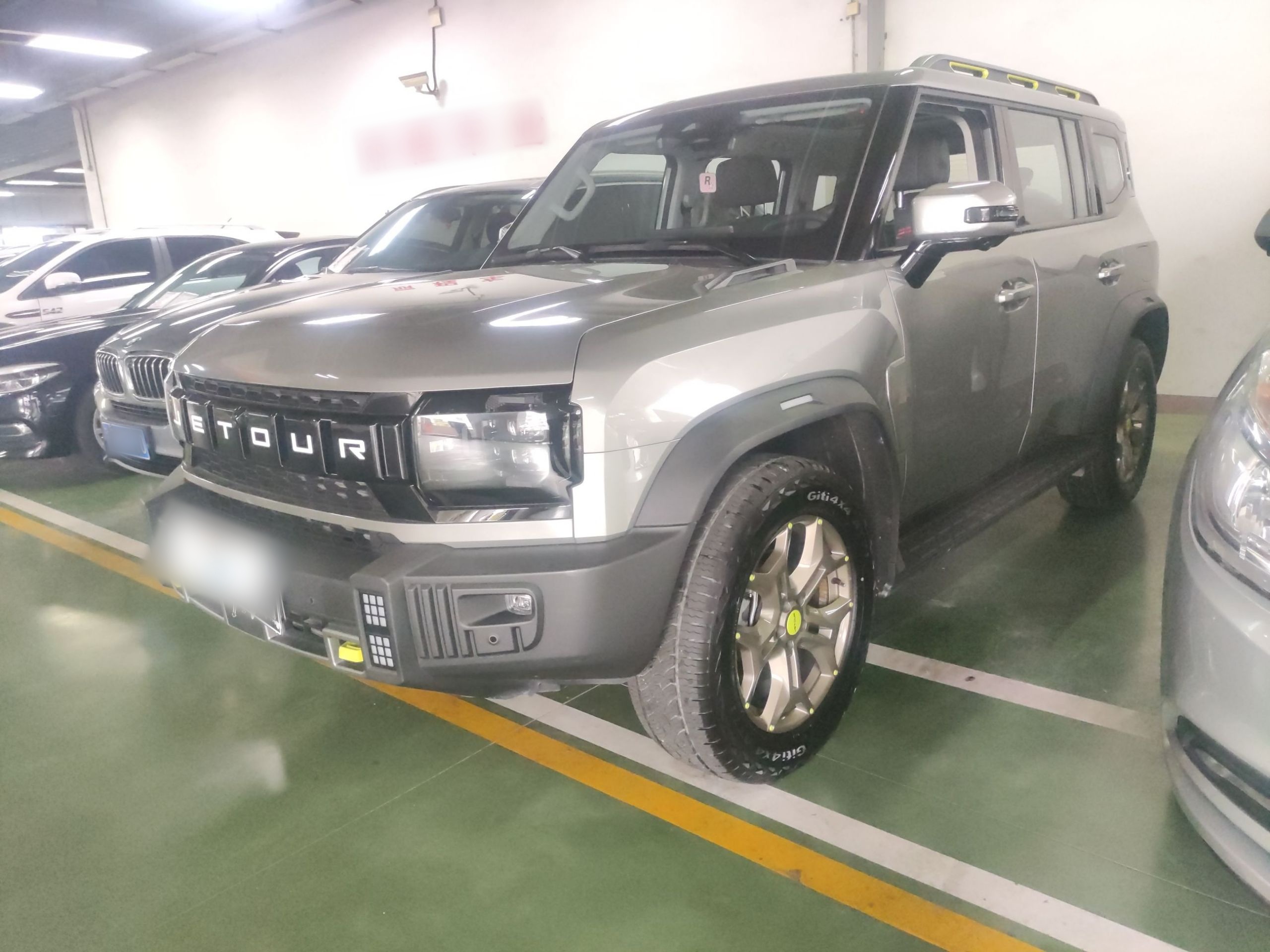 تحت مقدمة السيارة