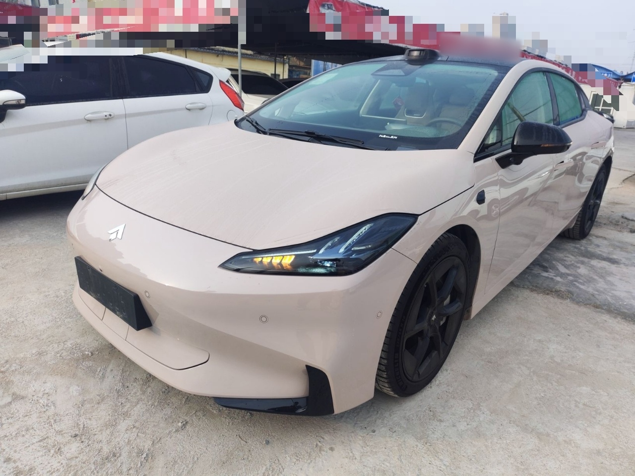 تحت مقدمة السيارة