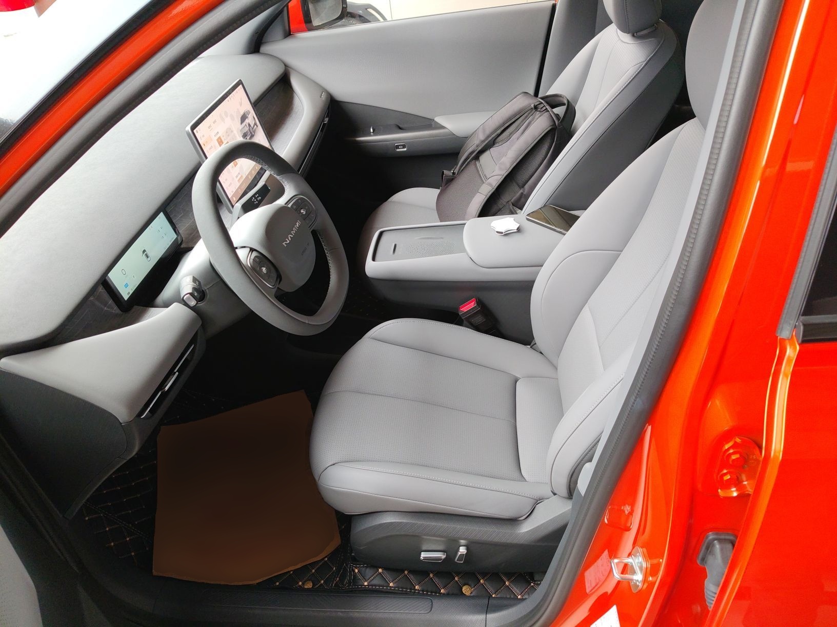 المقاعد الأمامية داخل السيارة