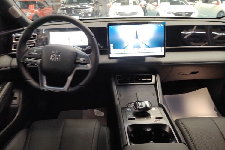 Used BYD Qin L 2025 DM-i Smart Drive 120KM Superior Model Center Console