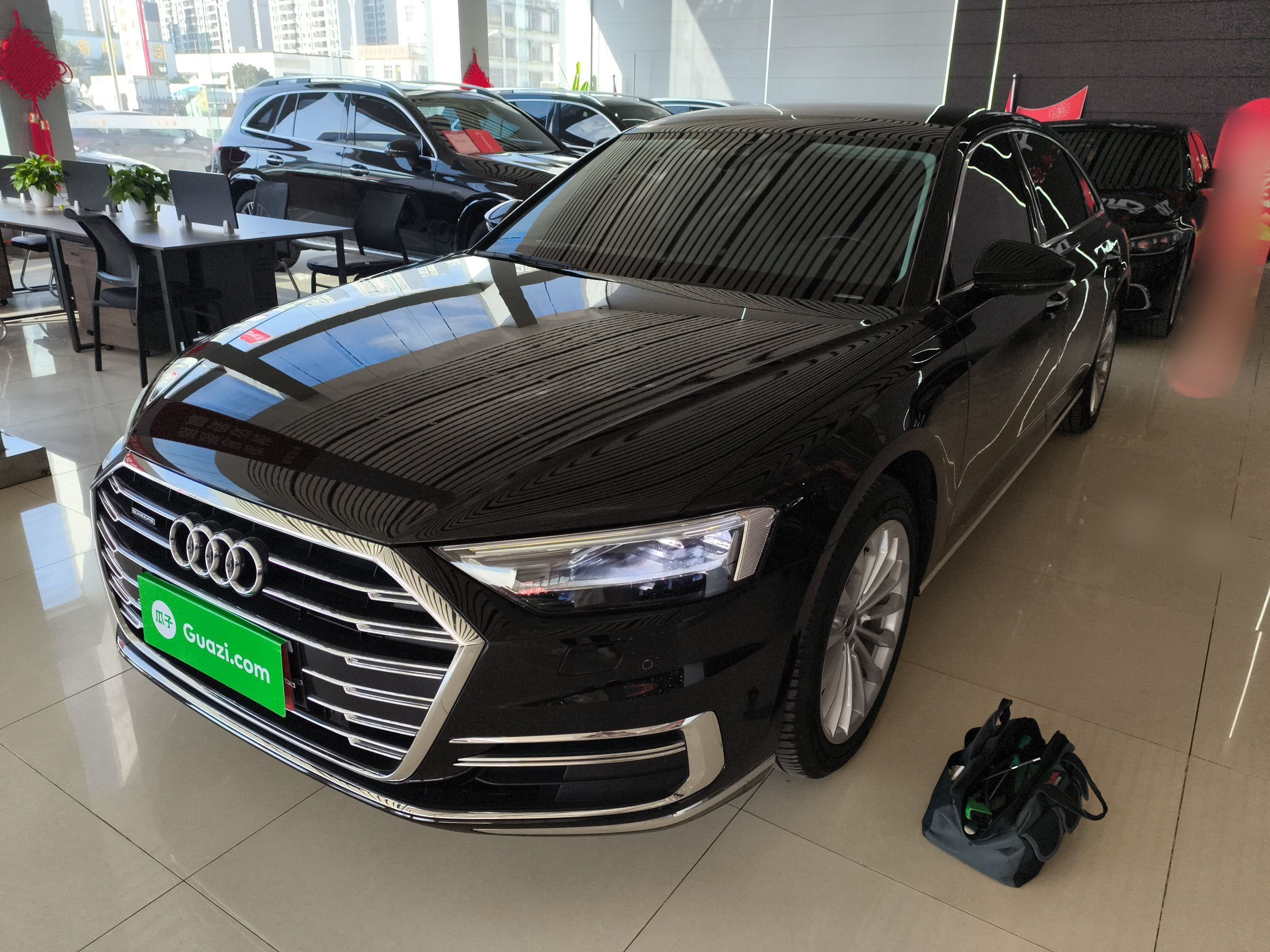 تحت مقدمة السيارة