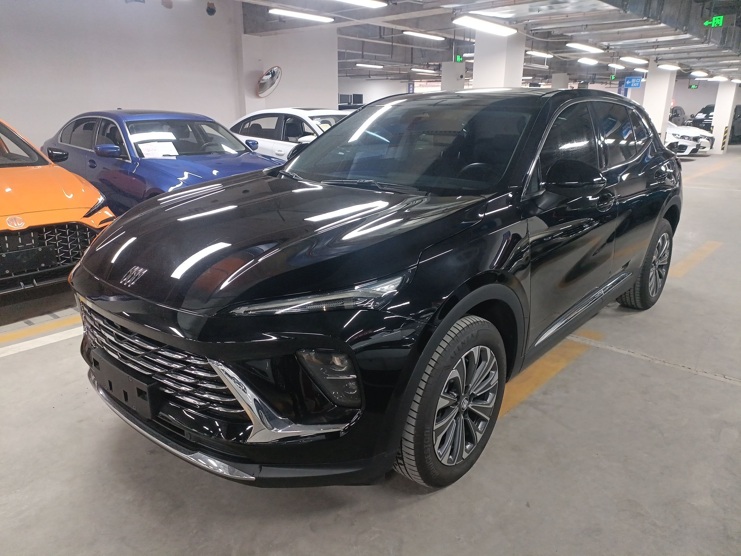 تحت مقدمة السيارة