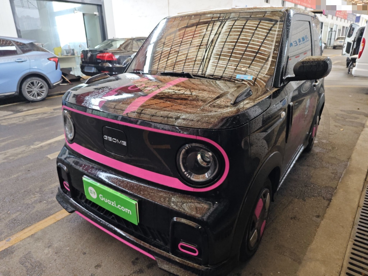 تحت مقدمة السيارة