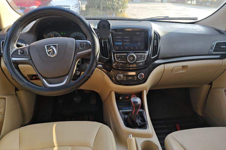 Used Baojun 730 2015 1.8L Manual Luxury Navigation ESP Version 7-seater
