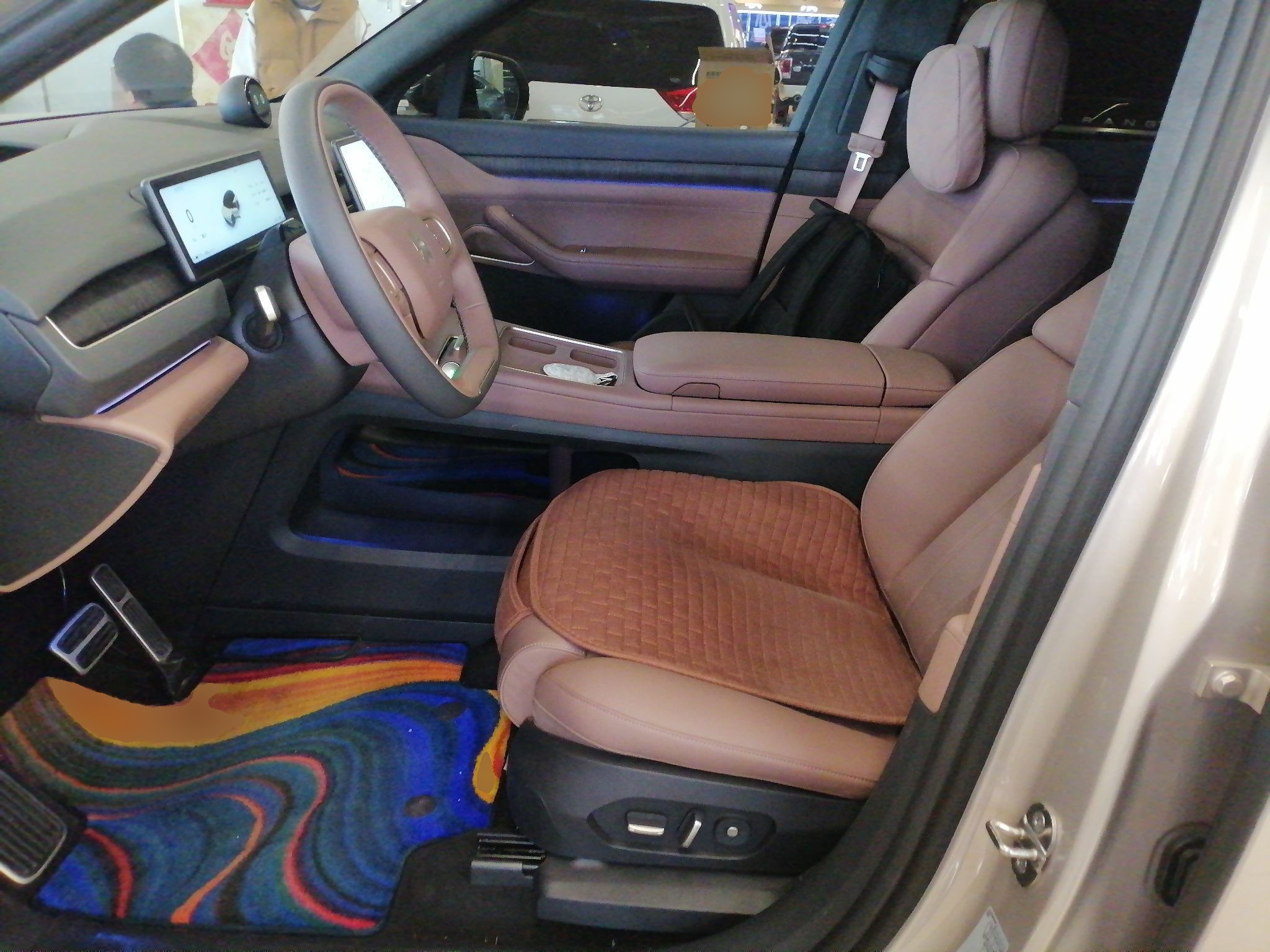 المقاعد الأمامية داخل السيارة