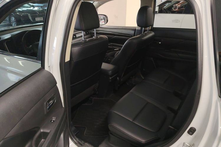Used Mitsubishi Outlander 2016 2.4L 4x4 Elite Edition 7-Seater Left Rear Seat