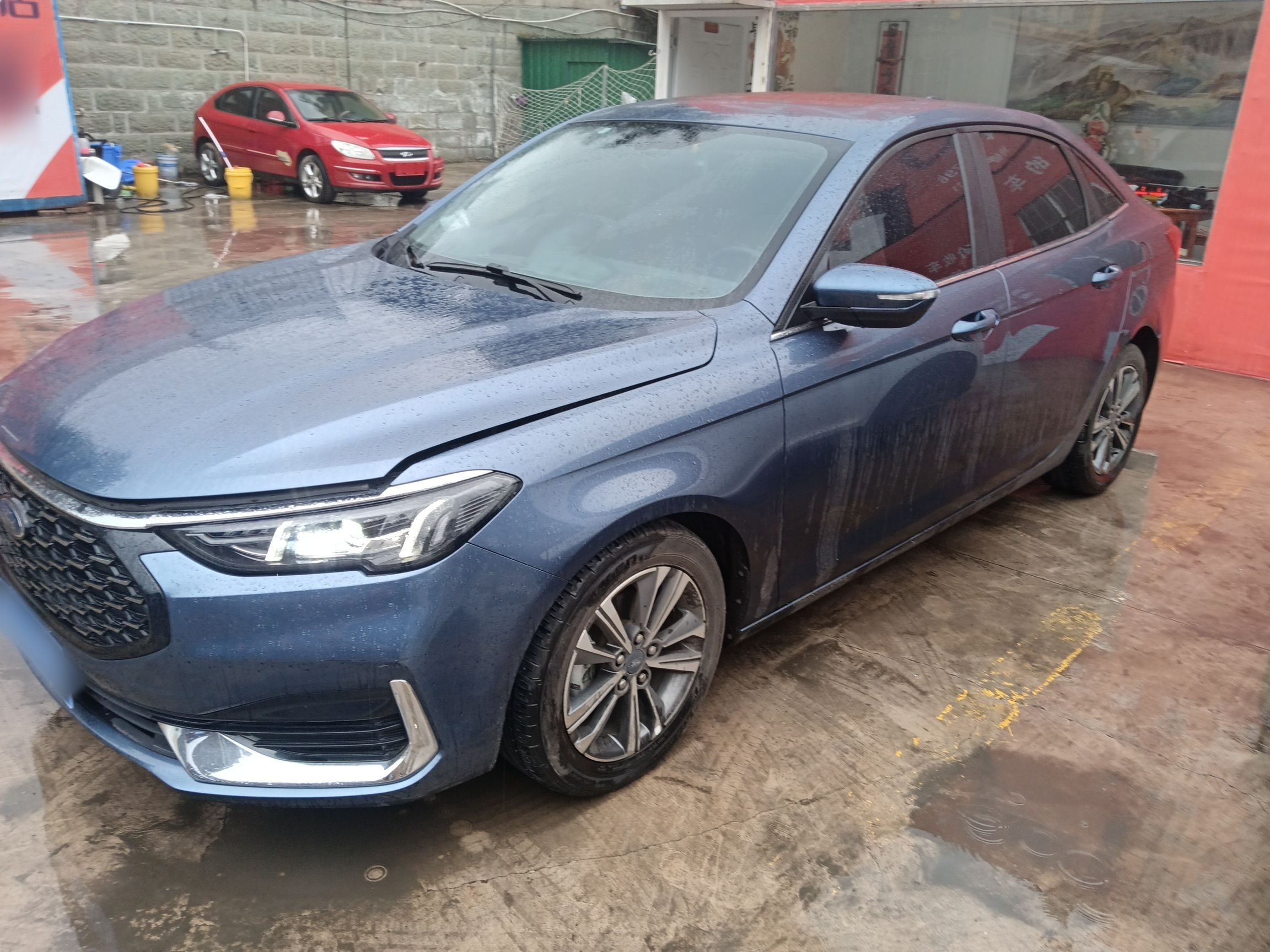 تحت مقدمة السيارة