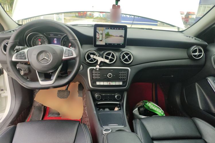 Used Mercedes-Benz GLA 2019 GLA 200 Dynamic Edition Center Console