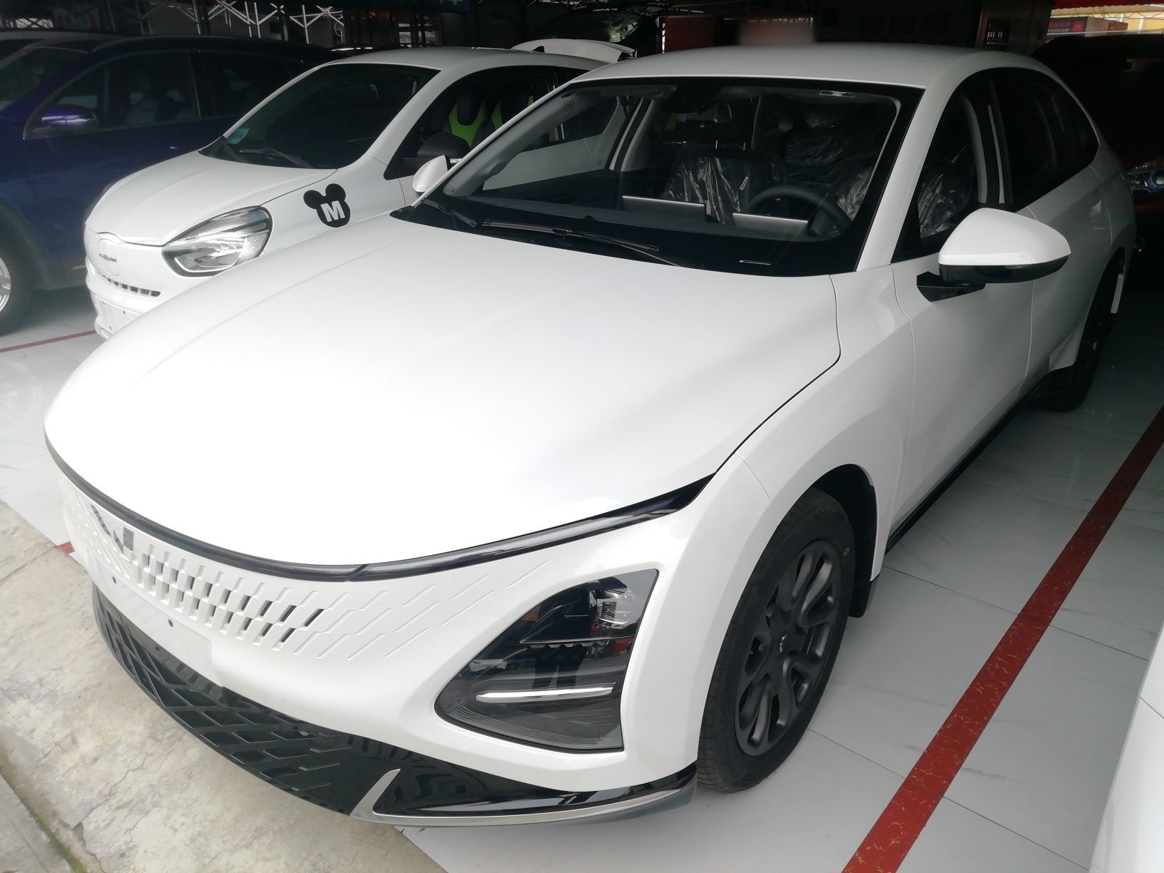 Под передней частью автомобиля